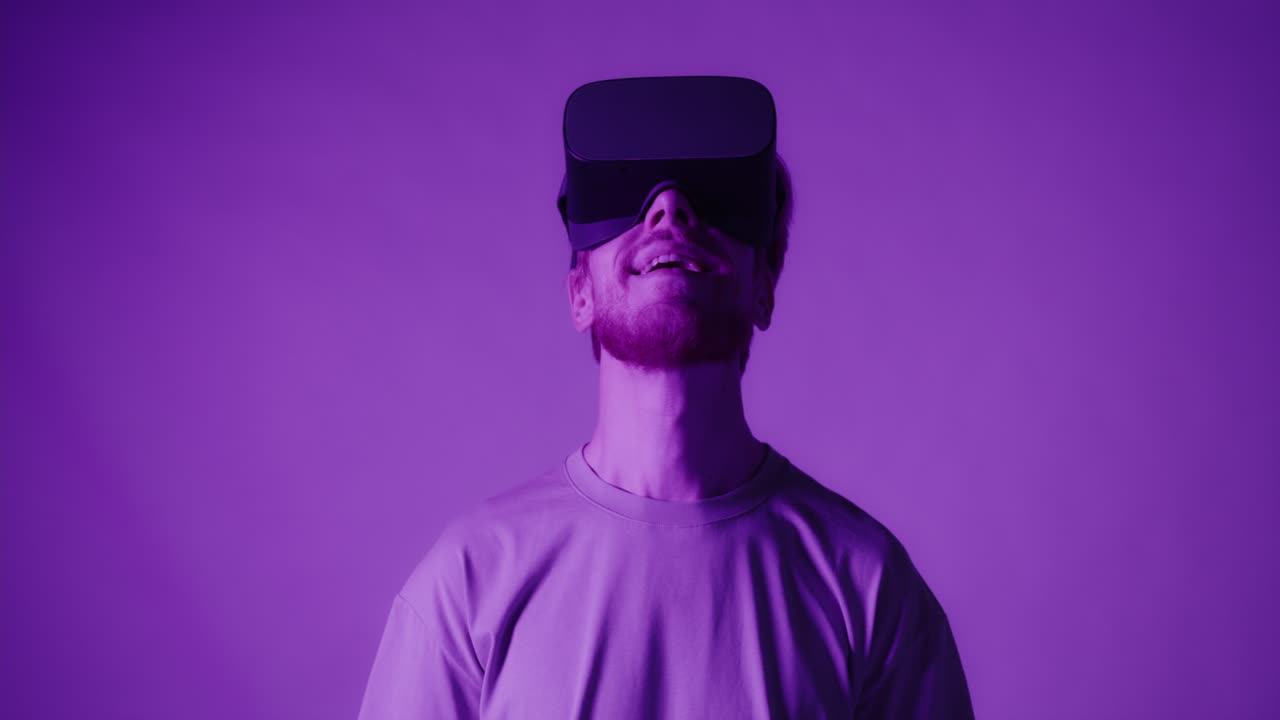 uomo che sperimenta la realtà virtuale