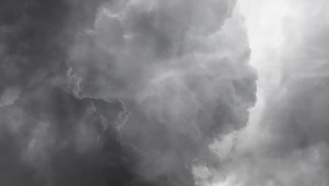 Gewitter-Am-Dunklen-Himmel-Mit-Dunklen-Wolken