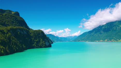 Impresionante-Toma-Aérea-Del-Lago-Brienz-En-Suiza