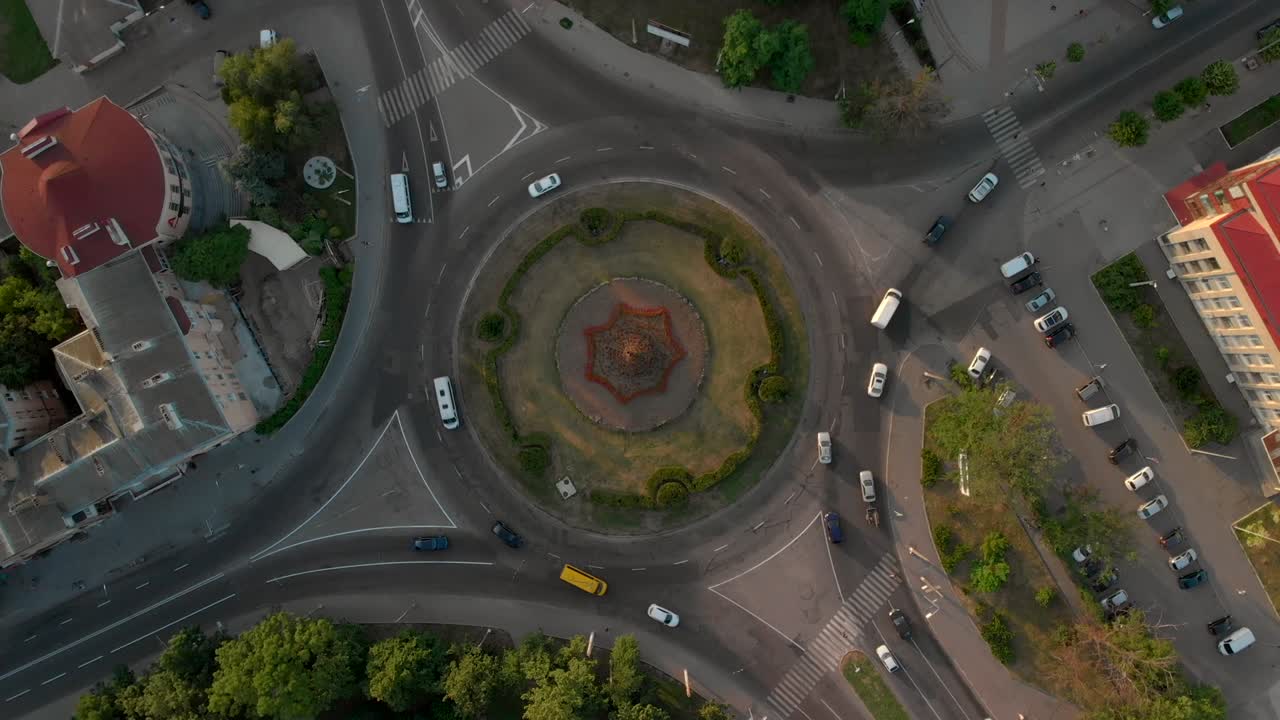 원형 자동차와 함께 도로의 4k 공중 전망.