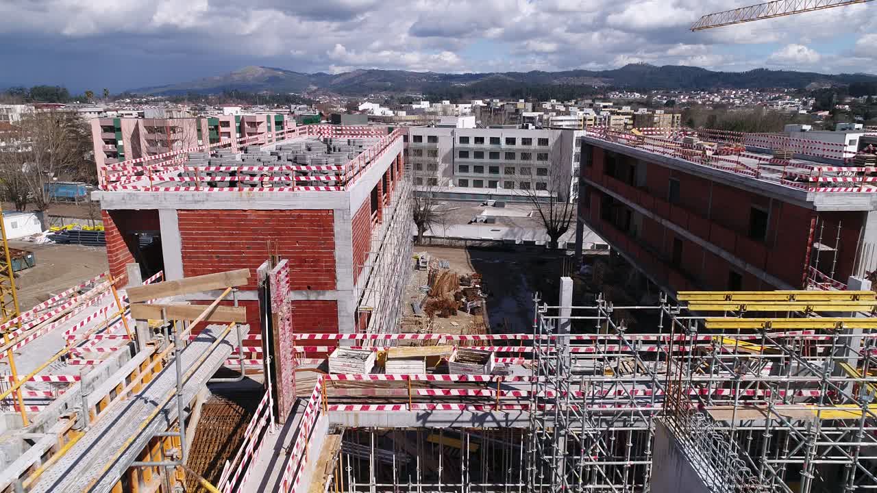 construcción de edificios con grúas vista aérea