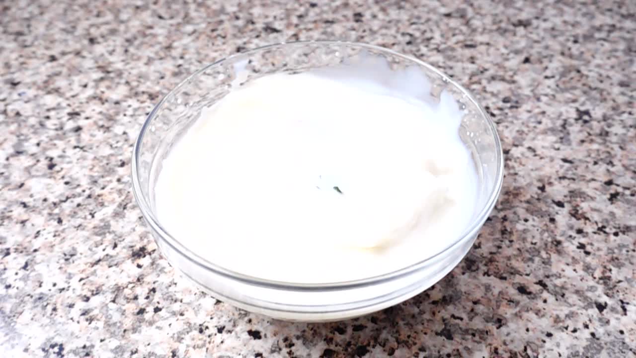 Jordbær falder i mælk. Slowmotion. Optagelse af frugt. Slowmotion.