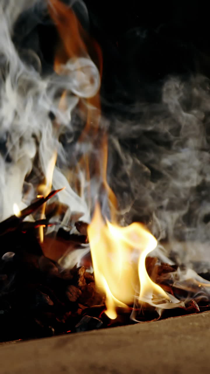 도공 작업을 위해 벽난로에서 불을 태우는 것