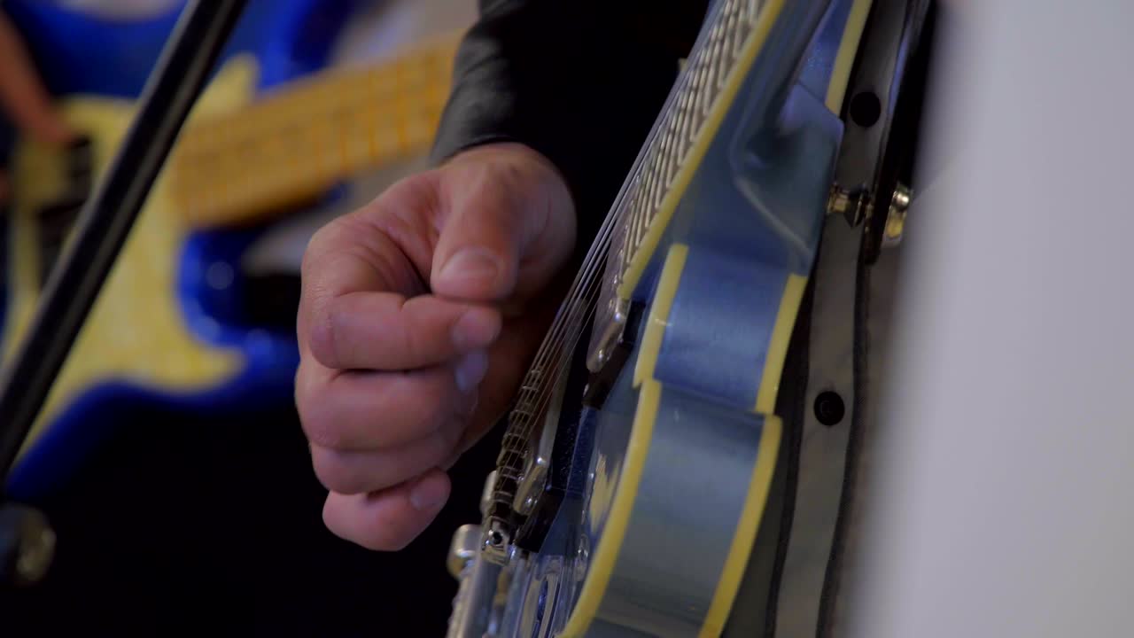 hombre tocando la guitarra, mano en primer plano