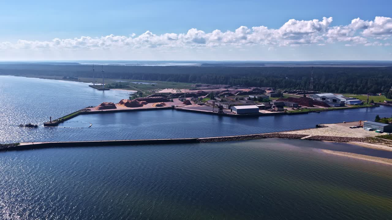 Industrihamn vid kusten sedd från hög drönarvinkel.