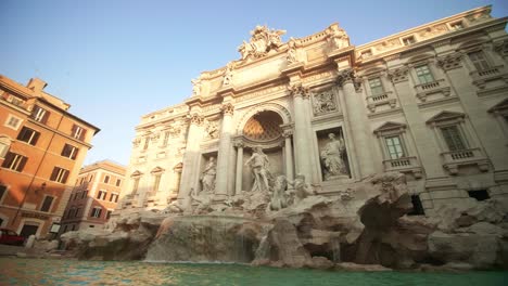 Pan-Shot-Of-Trevi-Fountain