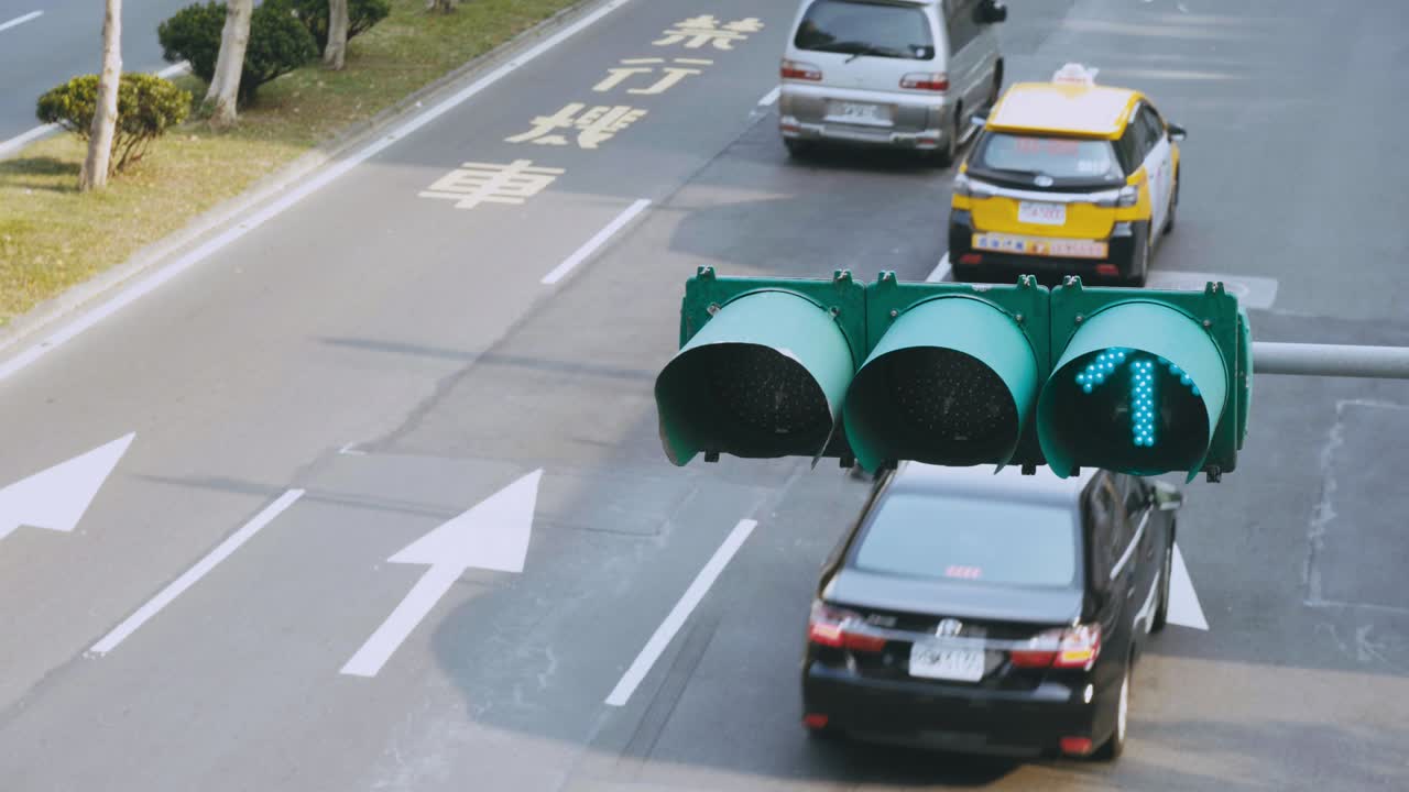 타이베이, 타이완 - 늦은 저녁 타이베이 시의 신이 금융 구역의 비는 거리