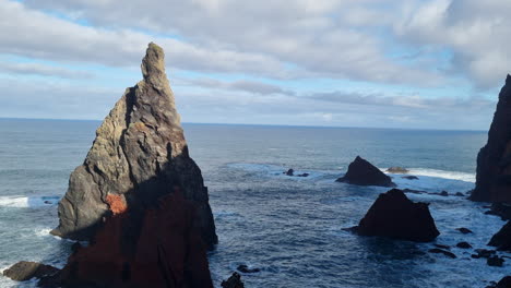 Buena-Toma-De-Una-De-Las-Formaciones-Rocosas-De-Uno-De-Los-Acantilados-De-La-Llamada-Ponta-De-São-Lorenzo,-En-La-Isla-De-Madeira,-Portugal