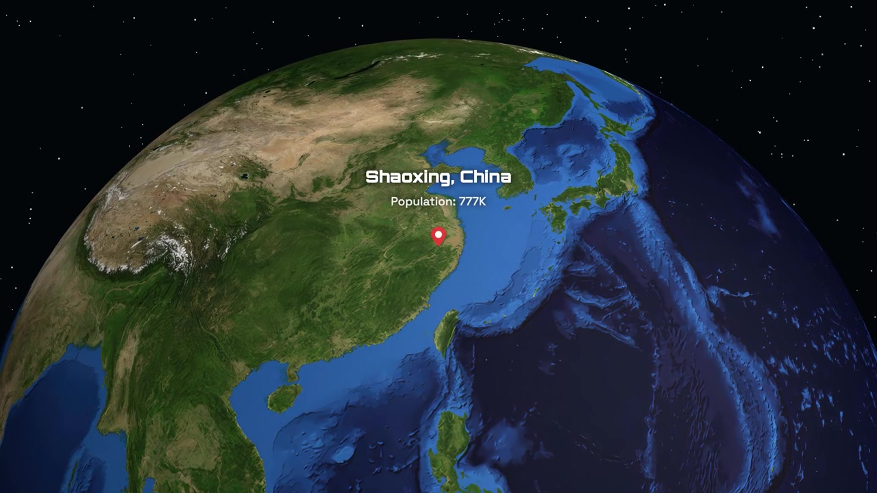 Animación digital hace zoom desde el espacio hacia Shaoxing, China, mostrando estadísticas de población sobre imágenes satelitales.