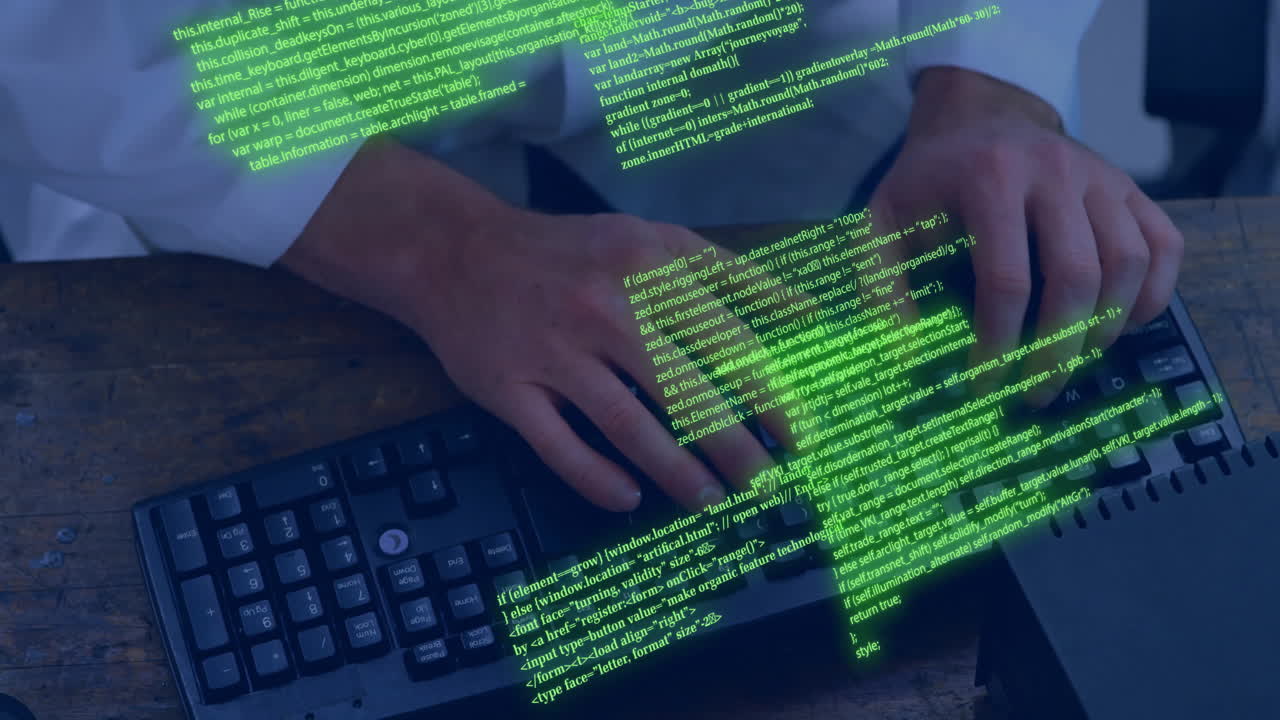 animación de una placa de circuitos con procesamiento de datos sobre una mujer caucásica usando una computadora portátil