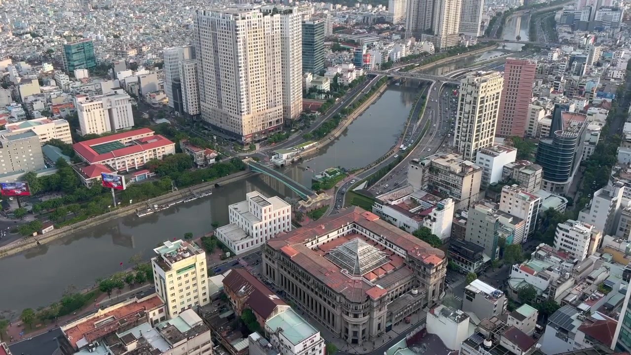 Aşağıda hareket eden araçlarla Ho Chi Minh Şehri'nin geniş açılı havadan görünümü