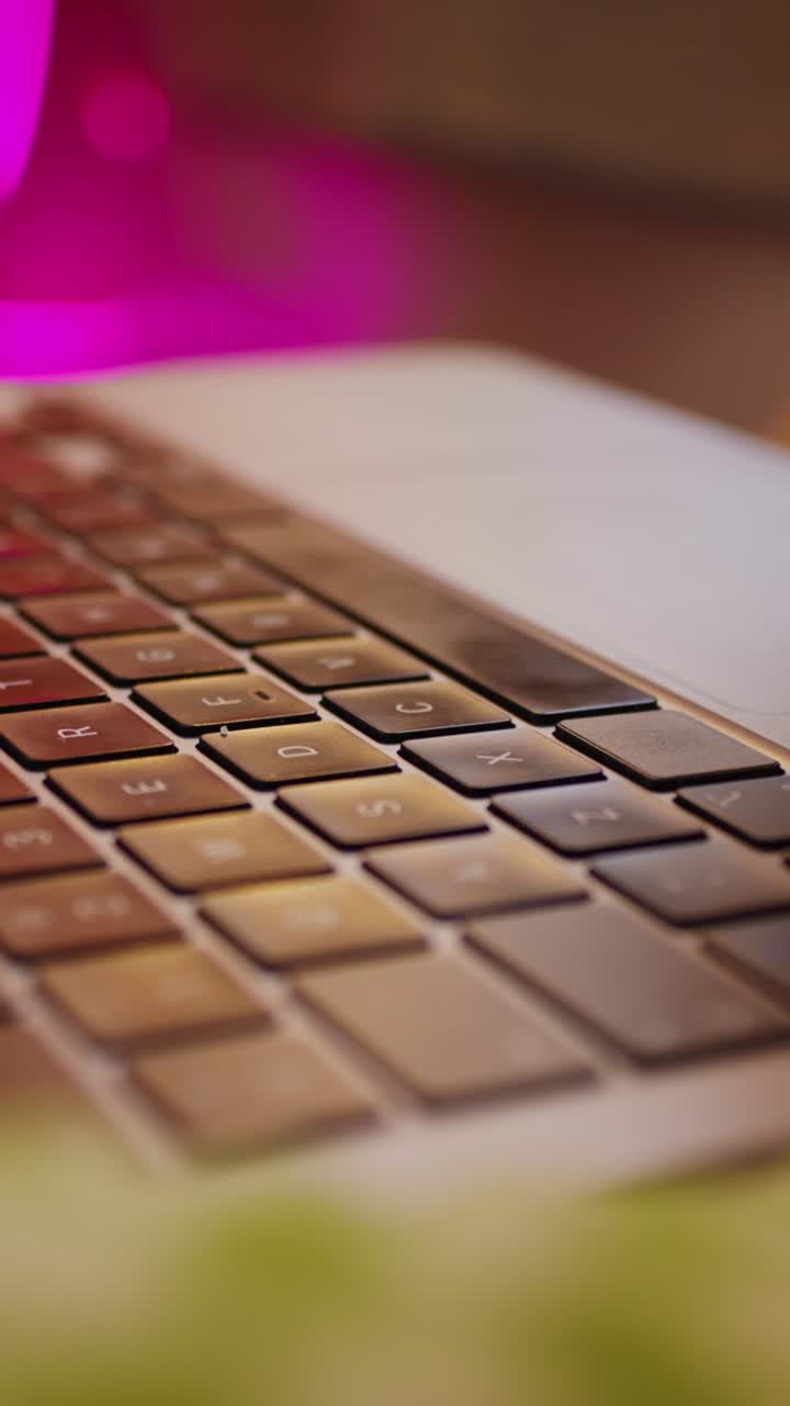 primer plano de las manos escribiendo en un teclado de portátil