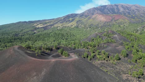 cráteres del monte etna y volcán en sicilia, italia - antena 4k dando vueltas a la izquierda