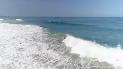 Toma-Aérea-De-Un-Surfista-Surfeando-Una-Ola-Tubular-En-Playa-Zicatela-Puerto-Escondido,-Oaxaca