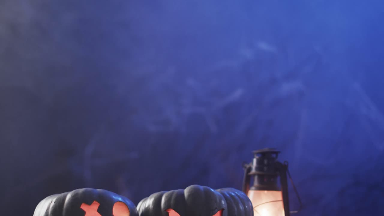 할로윈 조각 된 호박, 등불 및 담배의 비디오 보라색 배경에 복사 공간과 함께