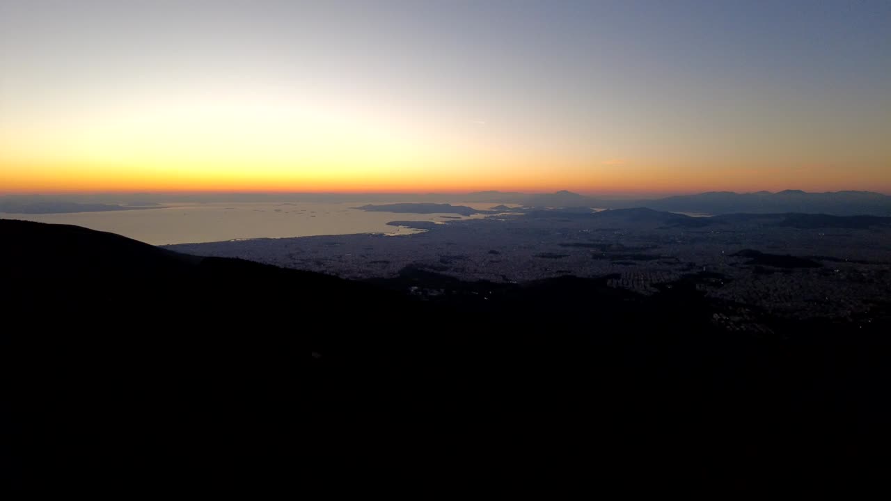 timelapse del atardecer sobre la ciudad y el mar