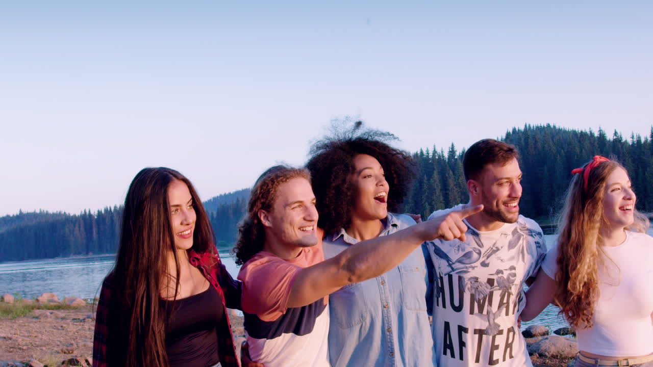 친구 들 이 해 가 지는 호수 를 즐기고 있다