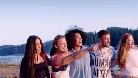 amigos disfrutando de una salida al lago al atardecer