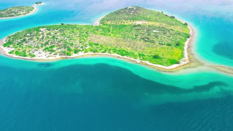 vista aérea de la isla del corazón de croacia, también conocida como "galesnjak" o "isla del amor", una pequeña isla en forma de corazón situada en el mar adriático