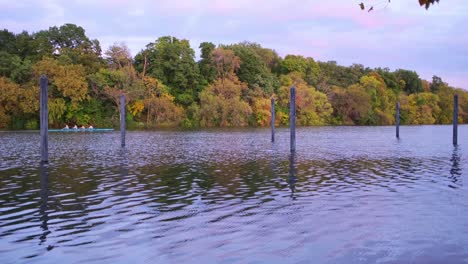 Establecimiento-De-Una-Toma-Amplia-De-Personas-Remando-En-El-Río-Al-Atardecer