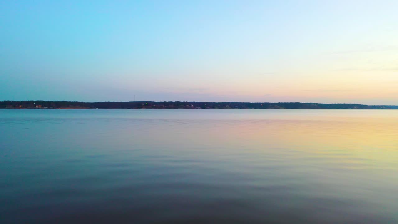 오클라호마에서 일몰 동안 그랜드 레이크 오' 더 체로키의 잔잔한 물 위로 저공비행