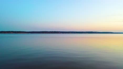 Vuelo-Bajo-Sobre-Aguas-Tranquilas-Del-Gran-Lago-O&#39;-Los-Cherokees-Durante-La-Puesta-Del-Sol-En-Oklahoma