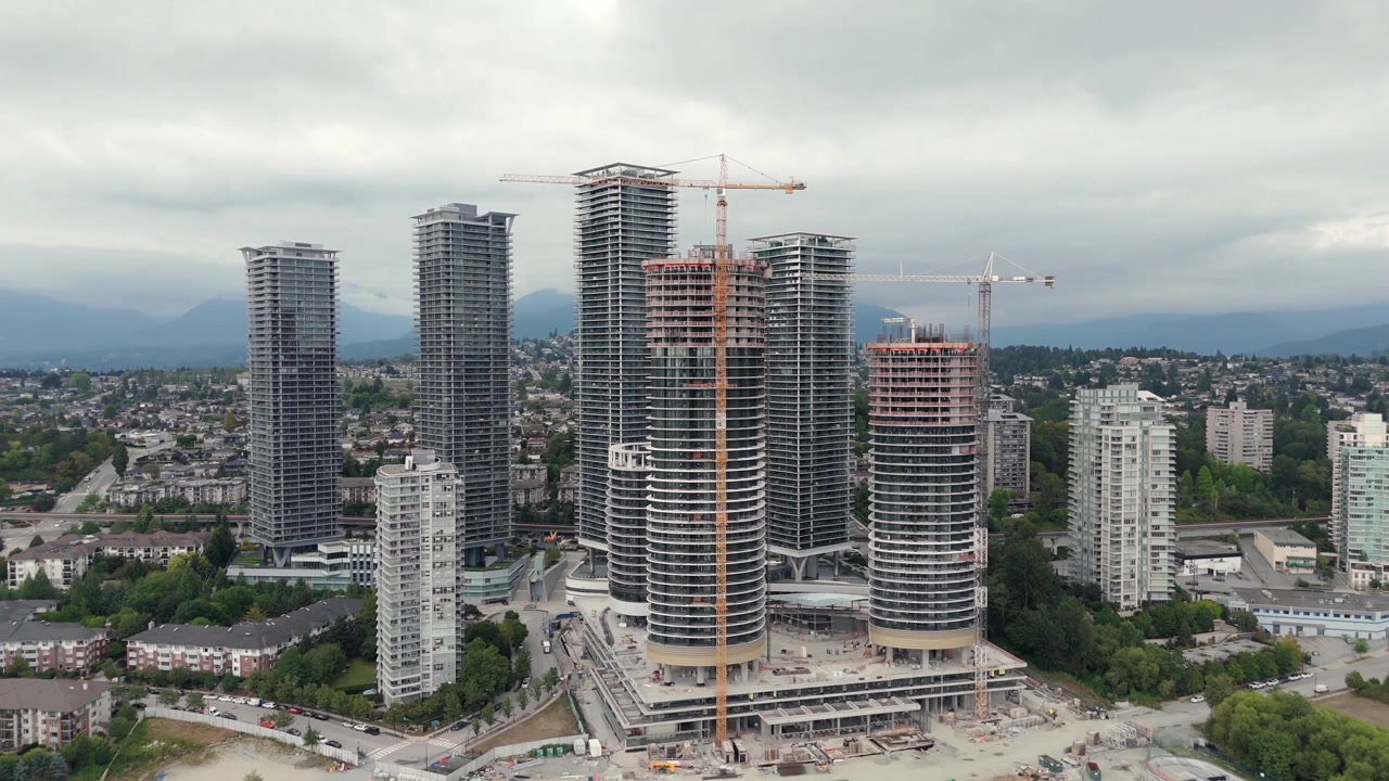 Construcción de las torres residenciales de gran altura Brentwood en Burnaby, Columbia Británica, Canadá. - toma aérea de alejamiento