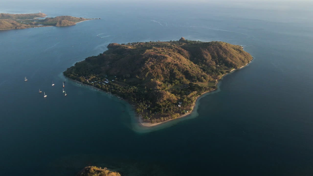 vista aérea de una isla en el mar en calma cerca de lombok en el oeste de nusa tenggara, indonesia