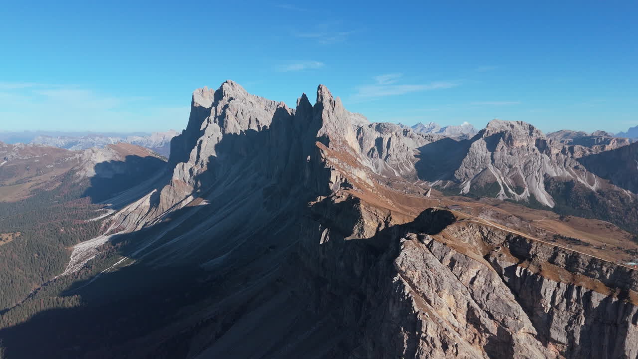 Imponente cresta del Seceda con le famose Torri di Fermeda, Alto Adige. Aerea