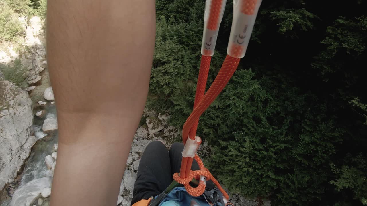 punto de vista de un río del cañón, haciendo slackline desde una cuerda alta