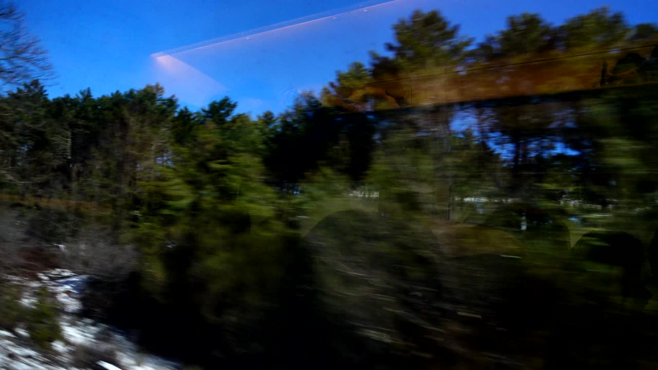 disparos desde el vagón del ferrocarril, a través del vidrio en el movimiento.