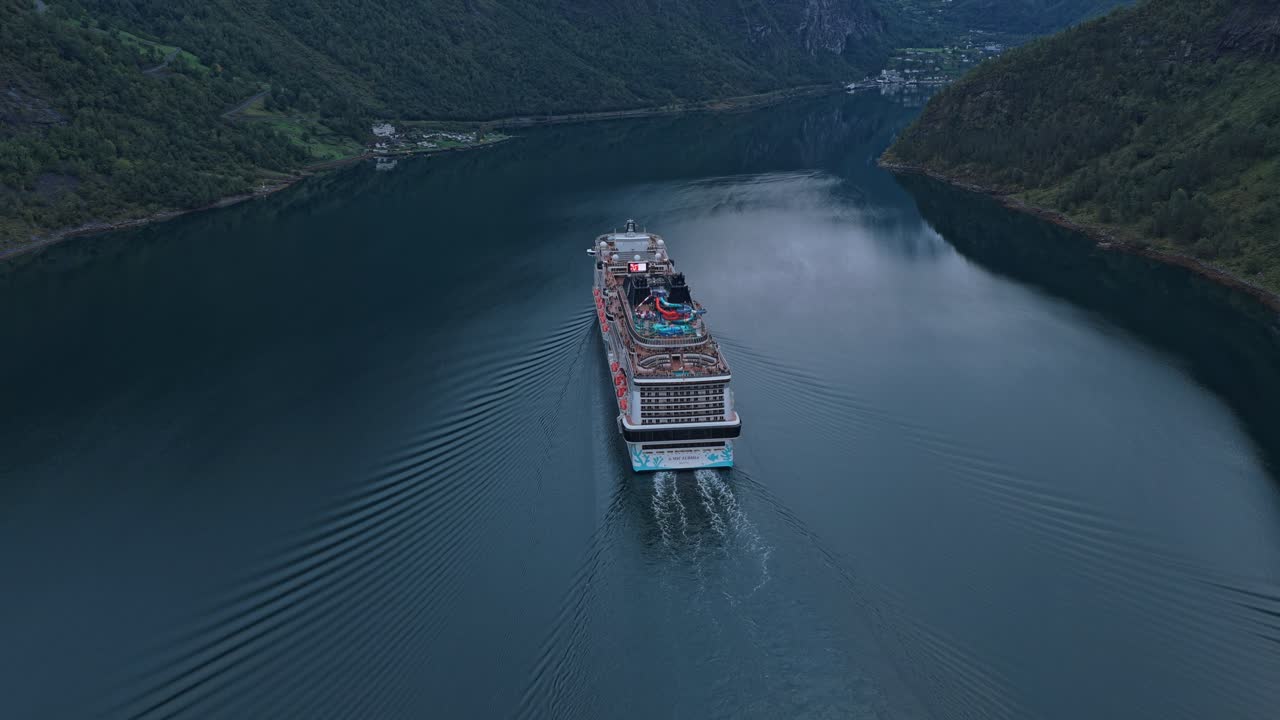 Ripresa aerea di una nave da crociera che manovra nello stretto Geirangerfjord, Norvegia