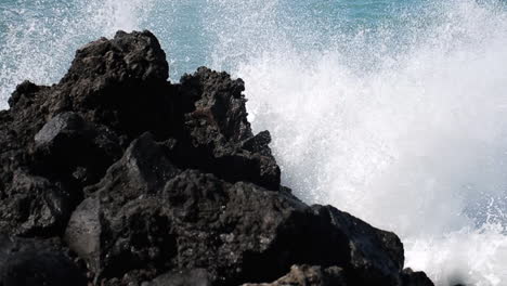 Las-Olas-Chocan-Contra-La-Costa-En-La-Playa-De-Roca-Negra-En-Hawaii