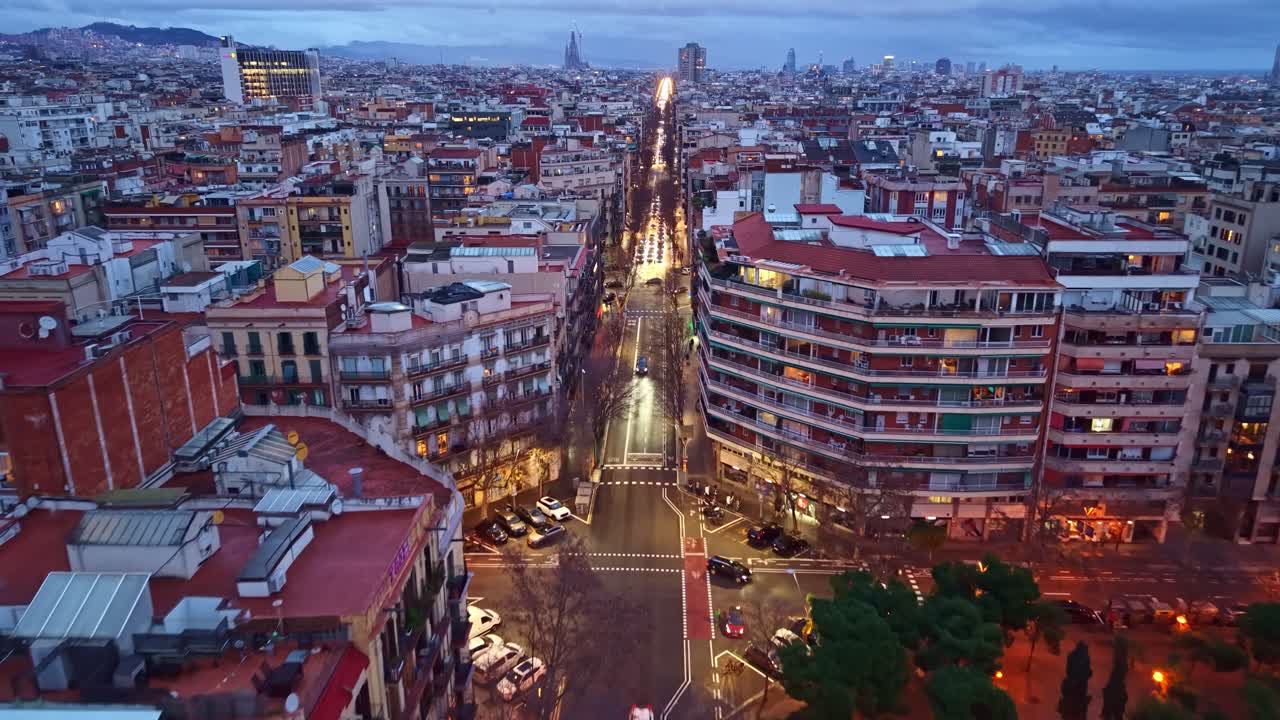 Pitkä suora katu Barcelonan Eixamplen alueella Espanjassa iltahämärässä. Ilmakuva eteenpäin.