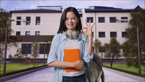 estudiante feliz en el campus