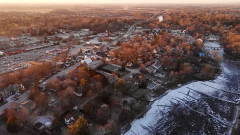 Goldener-Sonnenschein-über-Der-Kleinen-Stadt-Manotick-Im-Spätherbst,-Frühwinter-In-Der-Nähe-Von-Ottawa