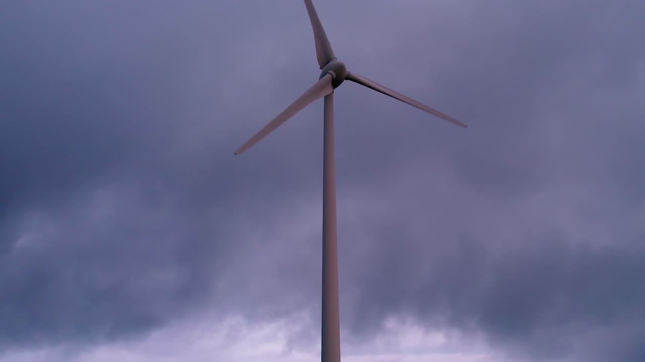 Vindmølle genererer bæredygtig energi i Serra da Boneca vindmøllepark, der udnytter vedvarende ressourcer fra en kraftig stormfuld himmel, hvilket understreger miljøansvar og grøn teknologi