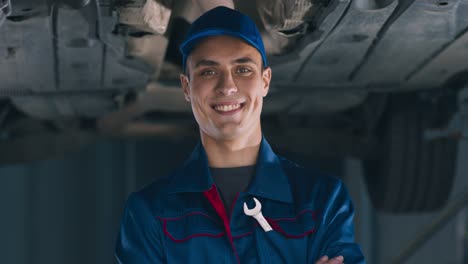 mecánico feliz en uniforme