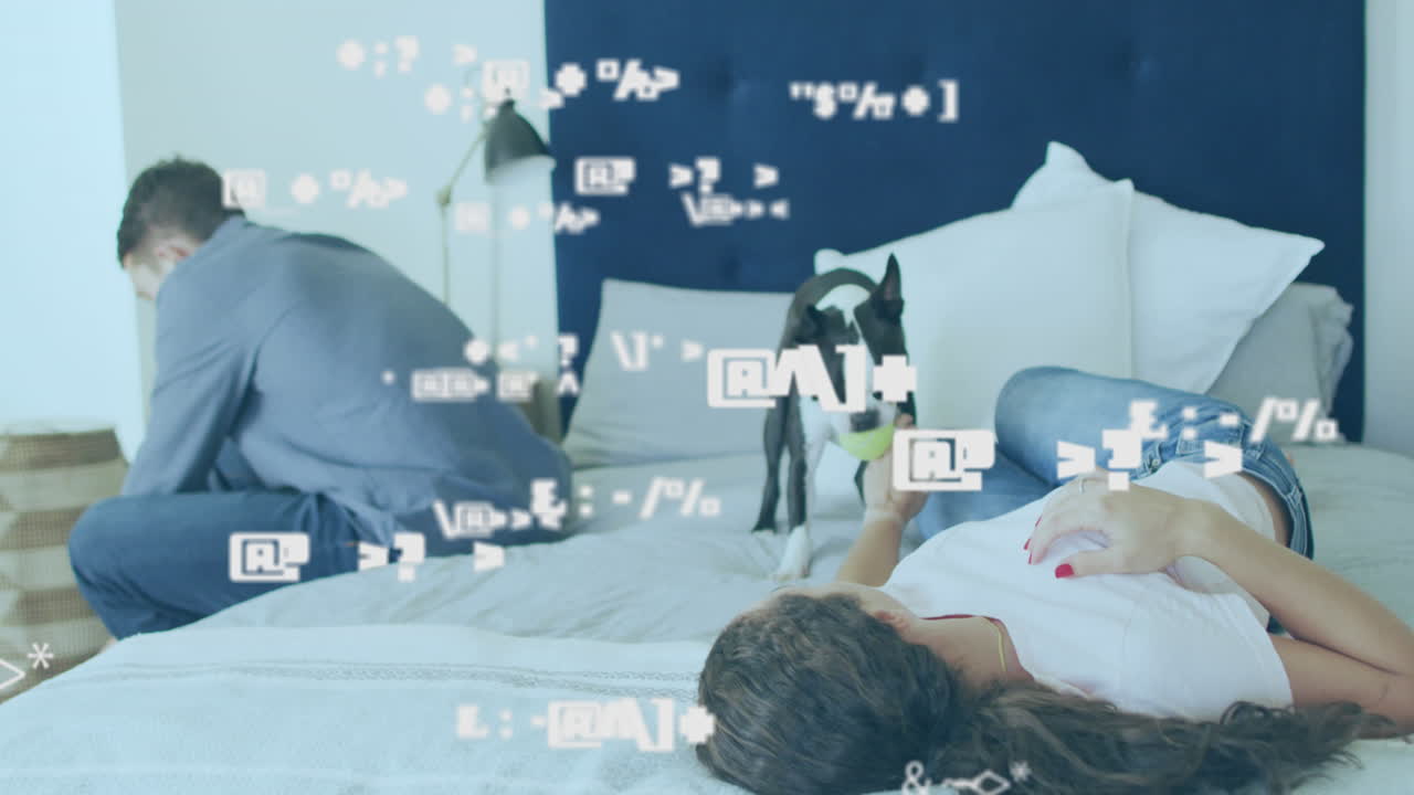 침실에 개를 가진 백인 부부 위에서 변하는 숫자의 애니메이션