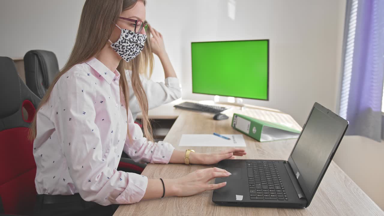 dos mujeres de negocios trabajan en la oficina en casa durante la cuarentena.