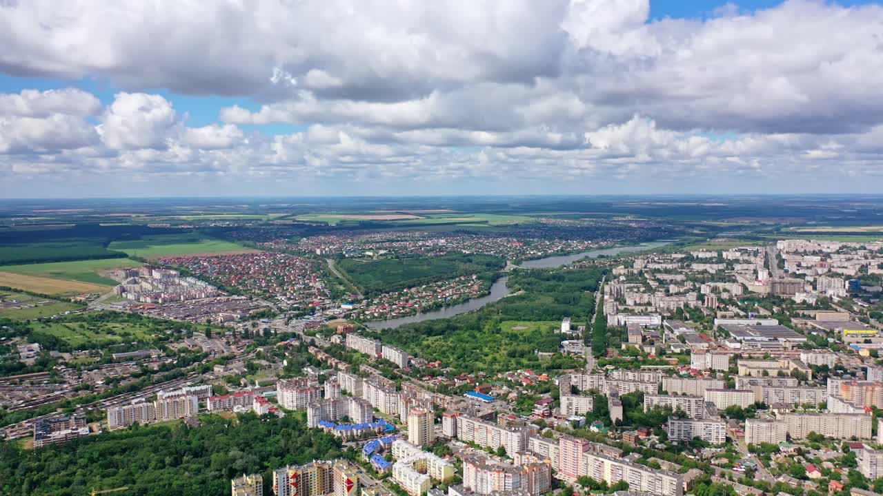 Luftfoto af byens skyline. Droneudsigt over bygader.