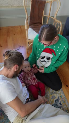 familia celebrando navidad con el bebé