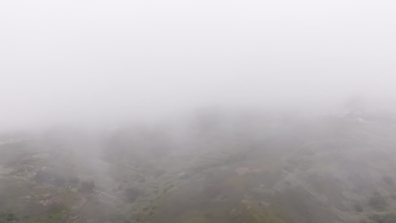 안개가 가득한 산 계곡 풍경