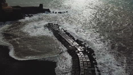 Drohnenaufnahme-Eines-Wasserbrechers-Auf-Madeira