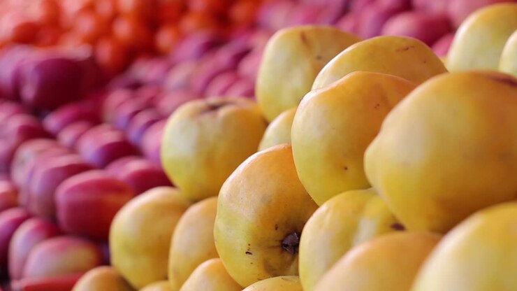 Uomo che acquista verdura e frutta dal fruttivendolo 14
