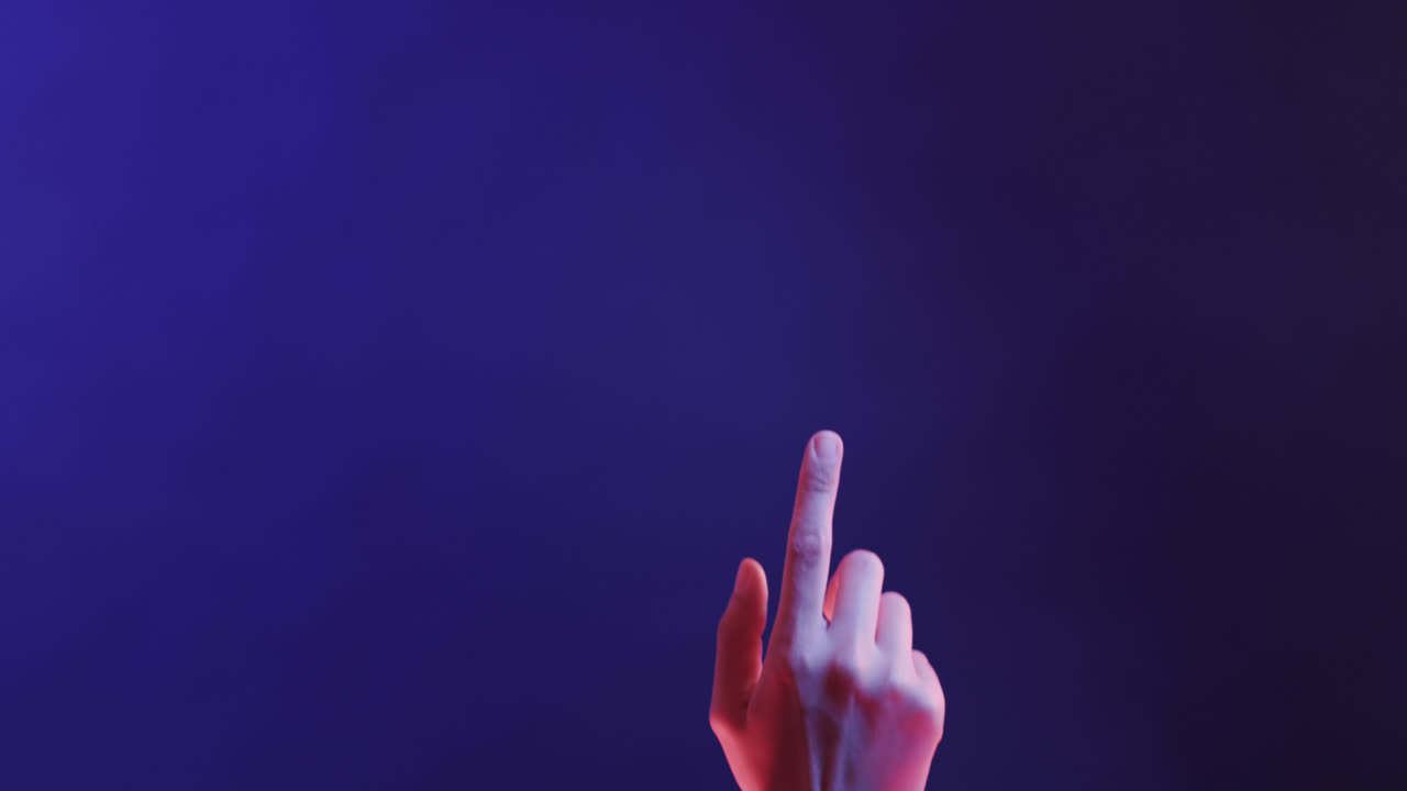 mano de una mujer asiática, pantalla virtual en fondo azul, espacio de copia, cámara lenta