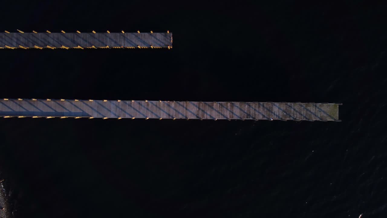 영국 레이크 디스트릭트 보우네스 온 윈더미어 근처의 윈더미어 제티의 하향식 전망은 황금시간대 저녁 일몰 동안