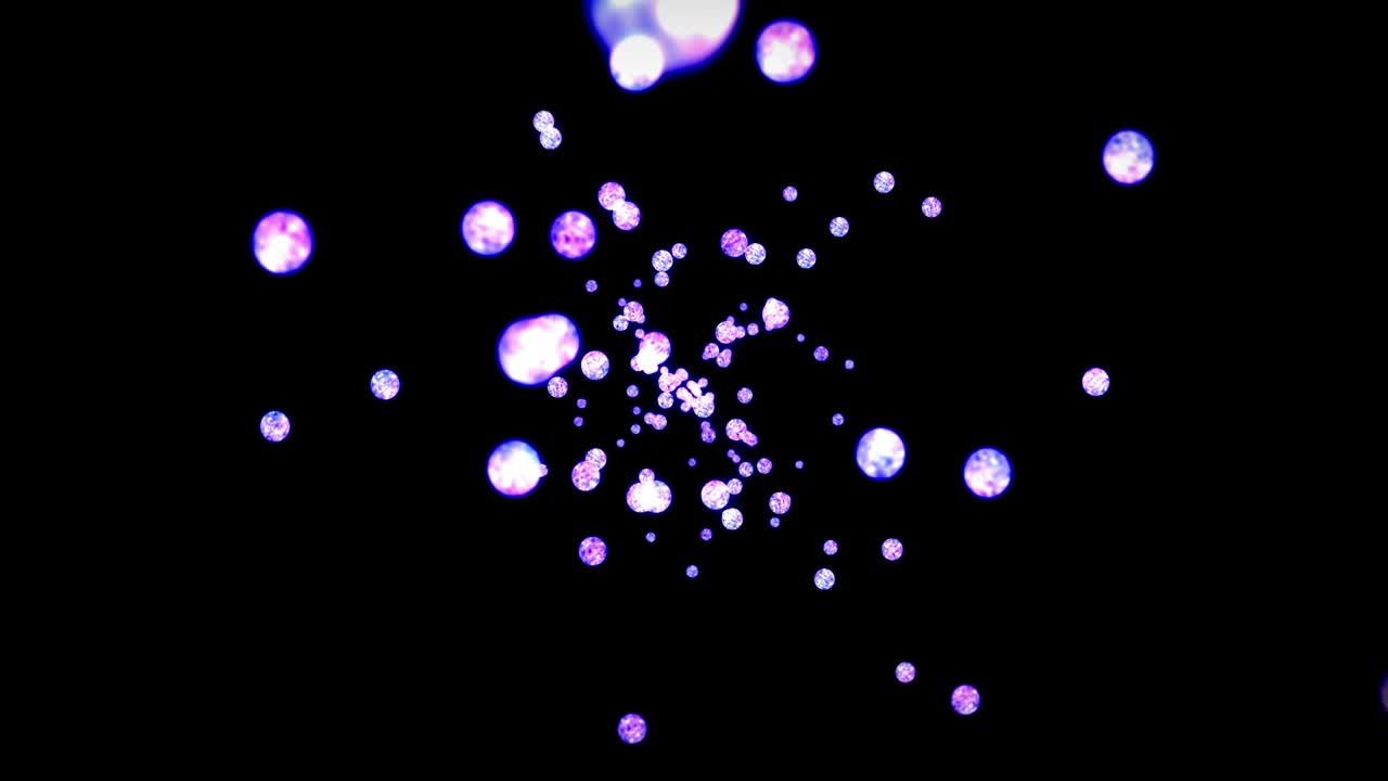 летят много прозрачных кристаллических сфер на черном фоне. блестят прозрачные, красочные стекла. 3d-анимация блестящего вращающегося мяча. анимация петли.