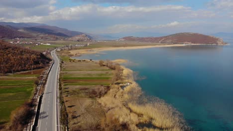 Hermosa-Orilla-Del-Lago-Con-Tierra-Colorida-Y-Carretera-Panorámica-En-Un-Día-Nublado-De-Primavera