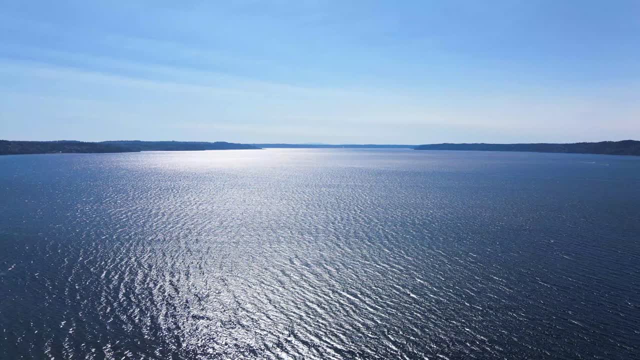 워싱턴 북서쪽 태평양의 푸른 바다 위에서 공중 드론이 촬영되었습니다.